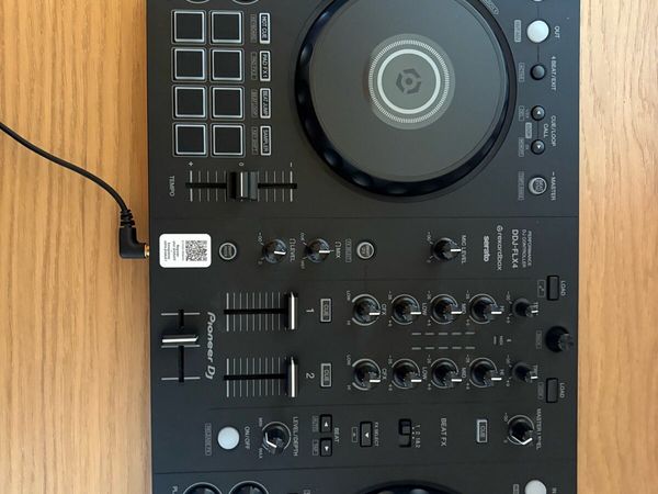 Pioneer DJ DDJ FLX4 with headphones - Main image