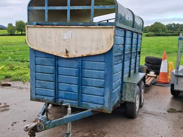 Cattle box and Esb poles - Main image
