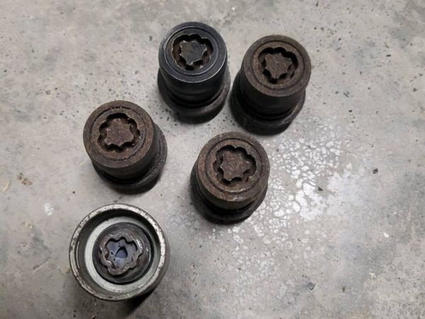 Toyota lock nut set - Main image