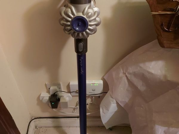 Dyson V6 Fluffy, with charger, in excellent condit - Main image