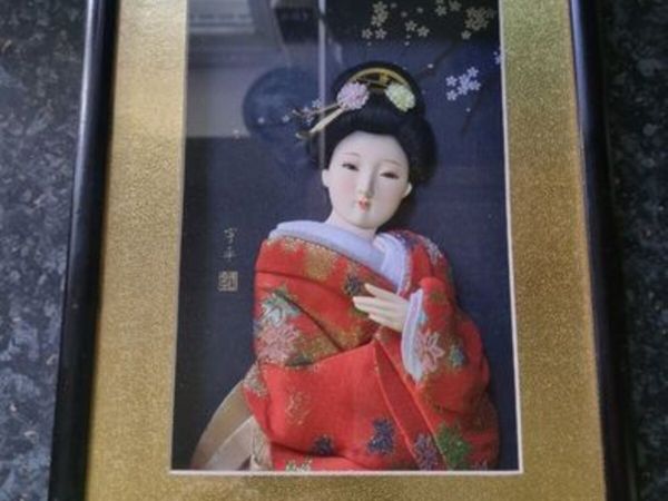 Vintage Japanese 3D relief depicting a geisha - Main image
