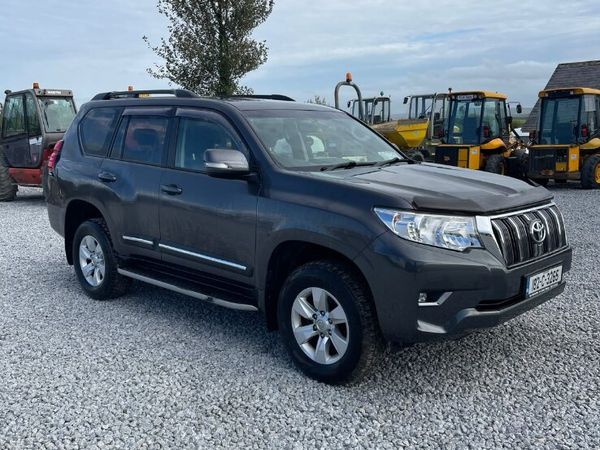 Toyota Land Cruiser crew cab 5 seater 2018 - Main image