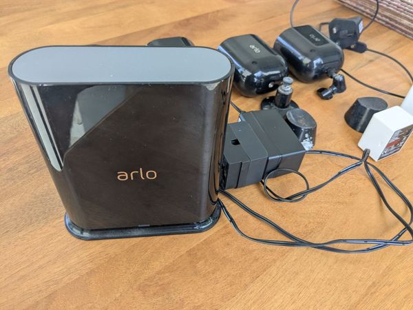4 wireless Arlo security cameras and Basestation - Main image