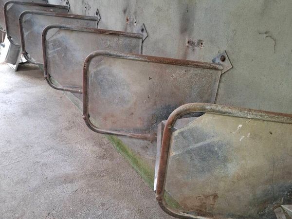 16 parlor feed troughs - Main image