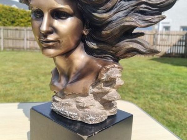 Sculpture of a woman's head - Main image