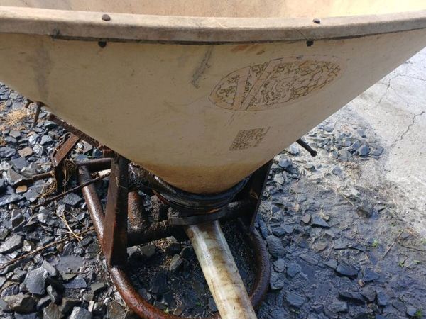 Vicon fertiliser spreader - Main image