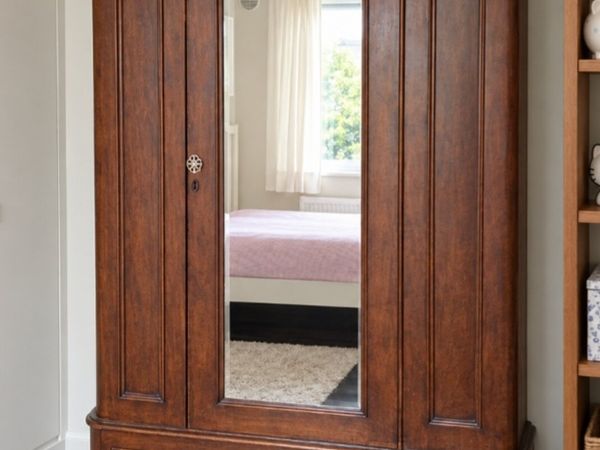 Victorian mahogany Armoire / wardrobe.

In great c - Main image