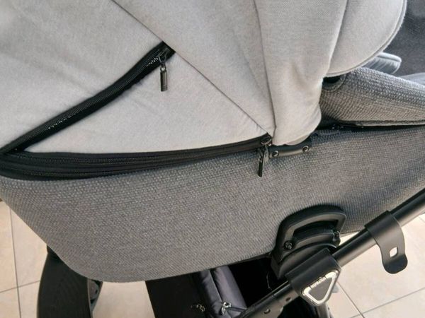 BABYS PRAM LIKE NEW - Main image