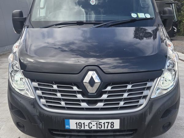 Renault Master 10 seater minibus - Main image