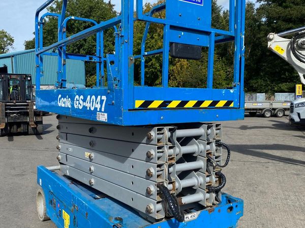 2012 GENIE GS4047 46FT NARROW ELECTRIC SCISSOR - Main image