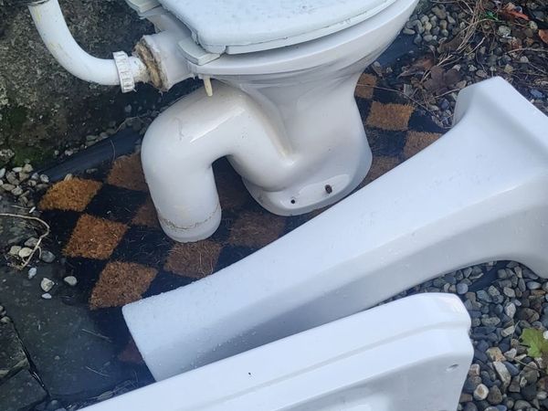 Sink and toilet - Main image