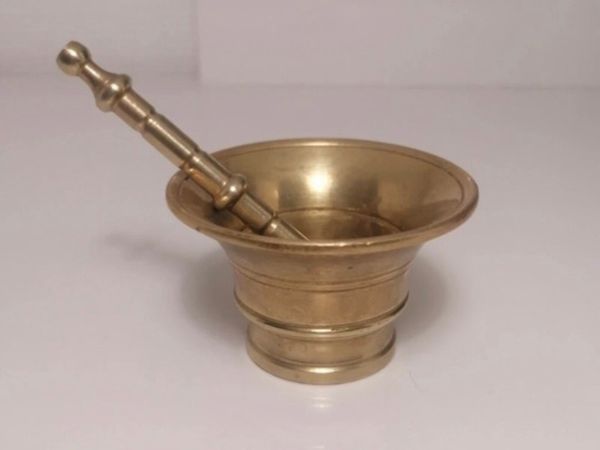 Vintage brass mortar and pestle - Main image