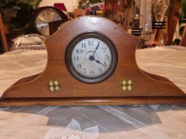 Vintage small wooden mantel clock - Main image