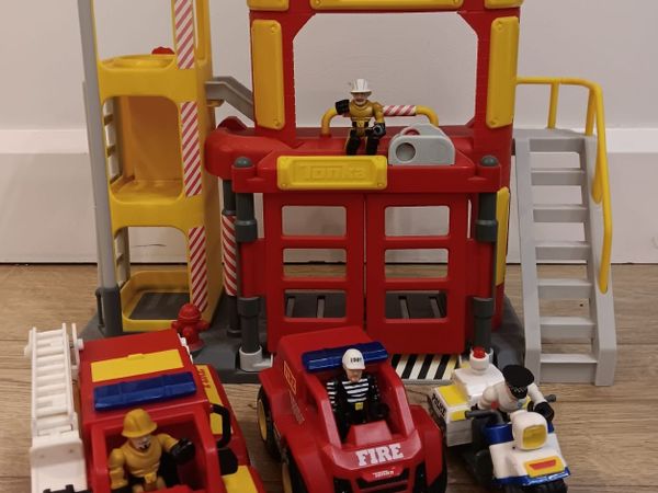 Fire station and toys - Main image