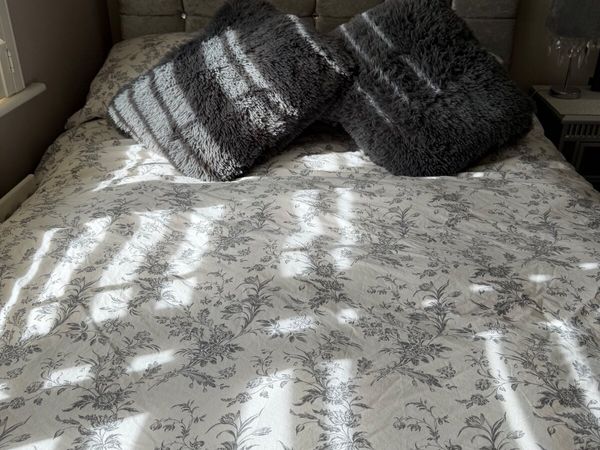 Double bed with headboard - Main image