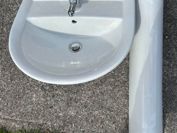 Toilet and sink - Main image