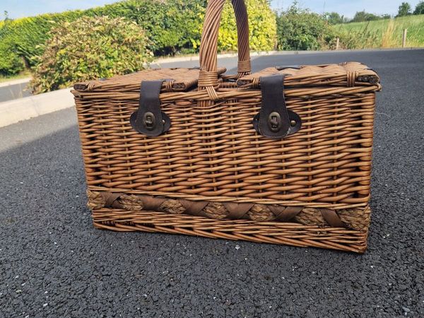 Gorgeous Wicker 4-person Picnic Basket - Main image
