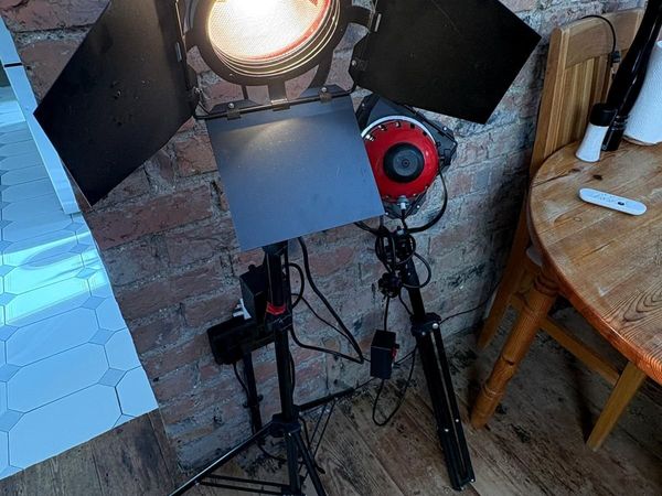 2 red head dimmable studio tri pod lights - Main image