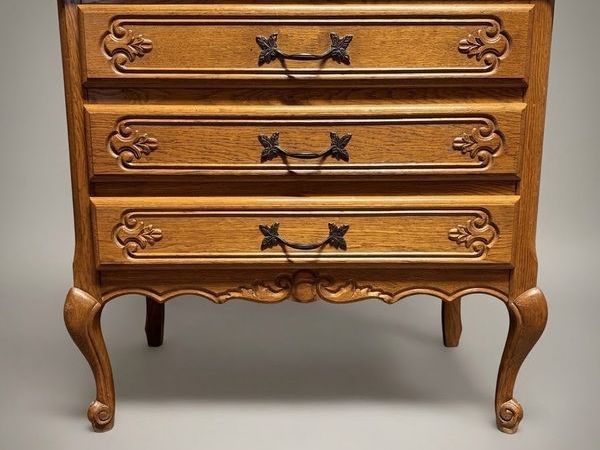 French Mid 20th Century Oak Chest of Drawers - Main image