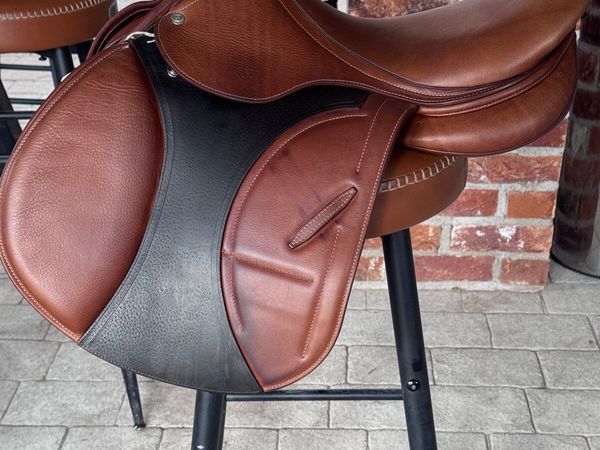 Arion 16” jumping saddle - Main image