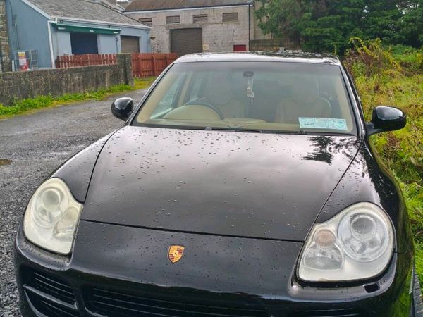 Porsche Cayenne crew cab - Main image