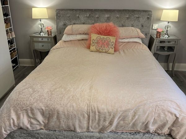Kingsize Bed, 2 bedside lockers and 2 lamps - Main image
