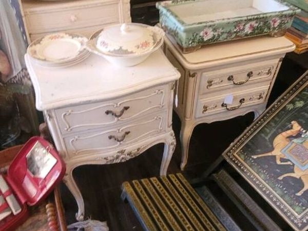 3 white bedside lockers 50 eu.each. - Main image