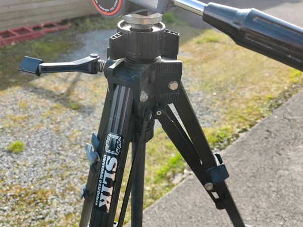 Slick aluminum professional camera tripod - Main image