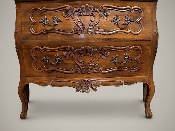 Mid 20th Century Italian Walnut Bombe Chest of Drawers - Main image