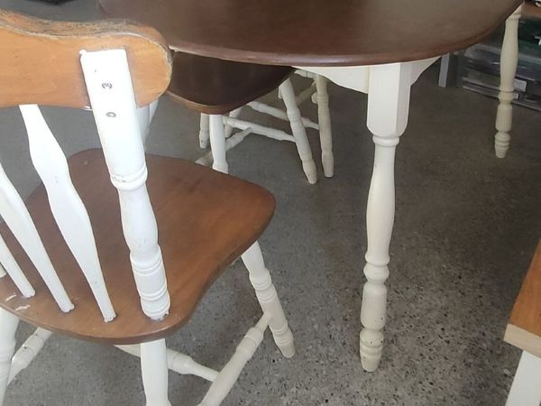 Free table and chairs - Main image