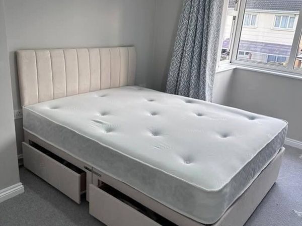 King size bed - Main image