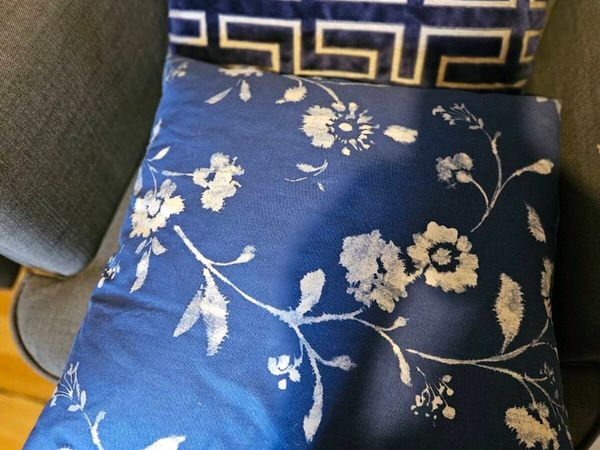 5 Cushions - Main image