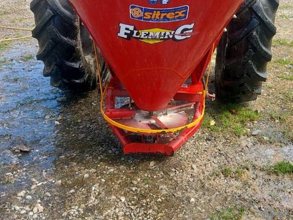Fertiliser spreader. - Main image