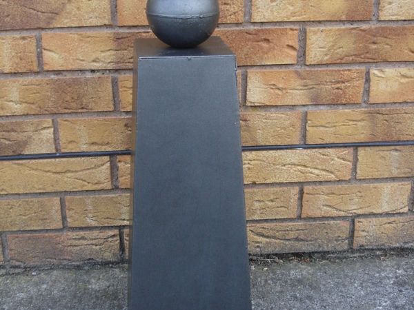 LARGE METAL PYRAMID STYLE CANDLE HOLDER. - Main image