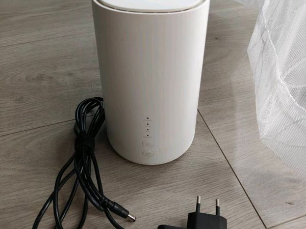 Huawei B528s-23a Unlocked 4G LTE Wi-Fi Router - Main image