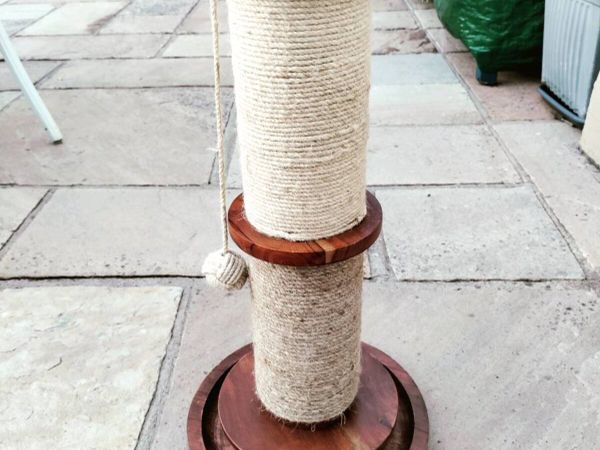 Wooden ball and string cat plaything - Main image