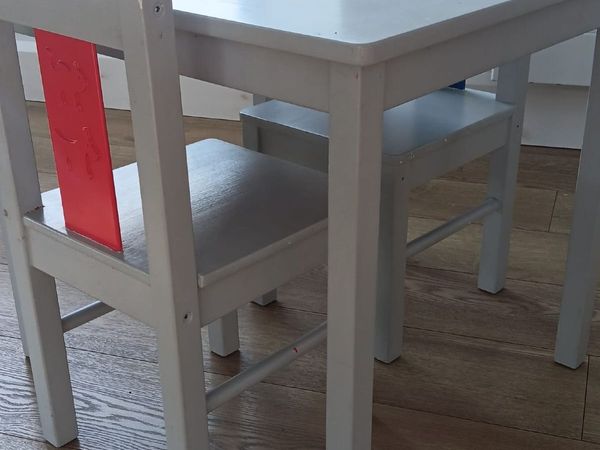 Kids table and chairs - Main image