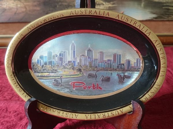Chonkin Art Pert Australia Gold Rim Ceramic Dish - Main image