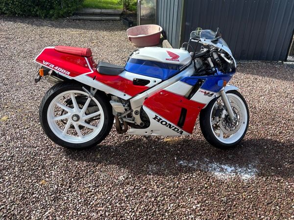 1989 Honda vfr400 nc30( ring or text 0876615623) - Main image