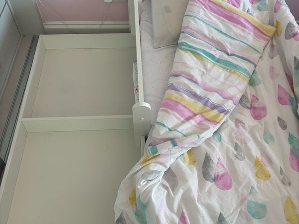 Toddlers bed with duvets, pillows, sheets & mattress protectors - Main image