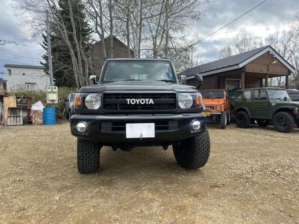 Toyota Landcruiser 70 Series 4.0 petrol Crewcab - Main image