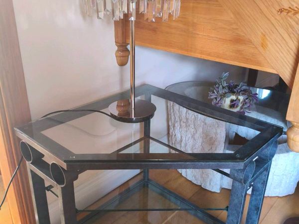 Beautiful solid heavy corner table, like new 80 - Main image