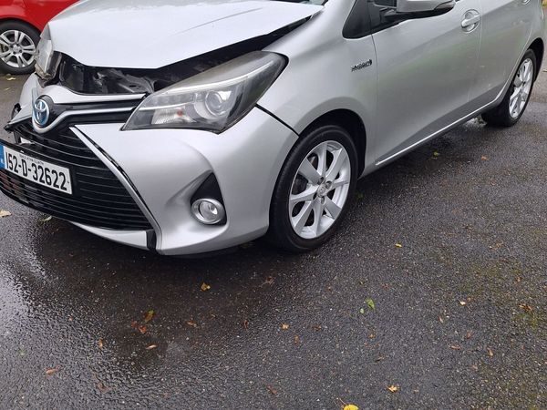 Toyota Yaris Hybrid 2015 Damaged frontal - Main image