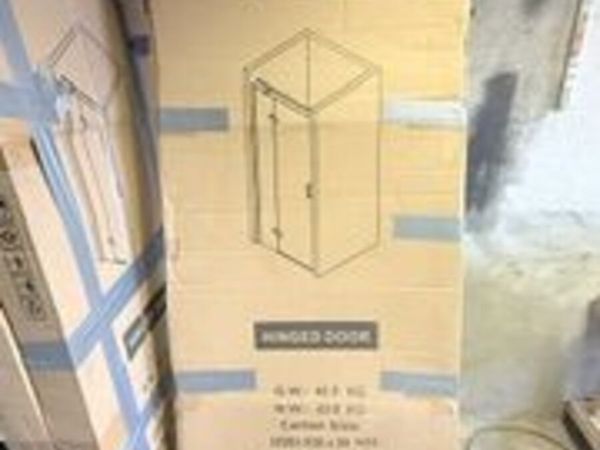 3 sets of Glass Shower doors and a Tray - Job Lot - Main image
