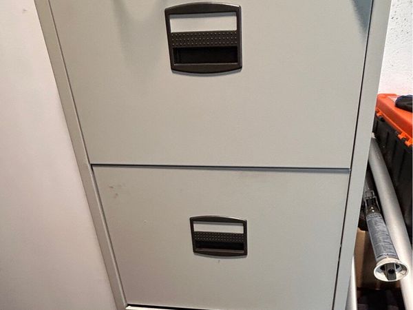 4 drawer filing cabinet. - Main image