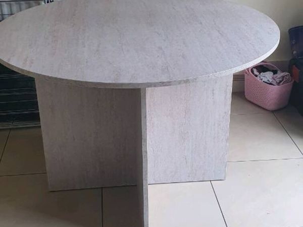 Dining table - Main image