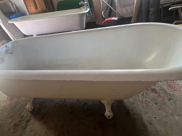 Elegant Antique Original Cast-Iron Bath (6ft) - Main image