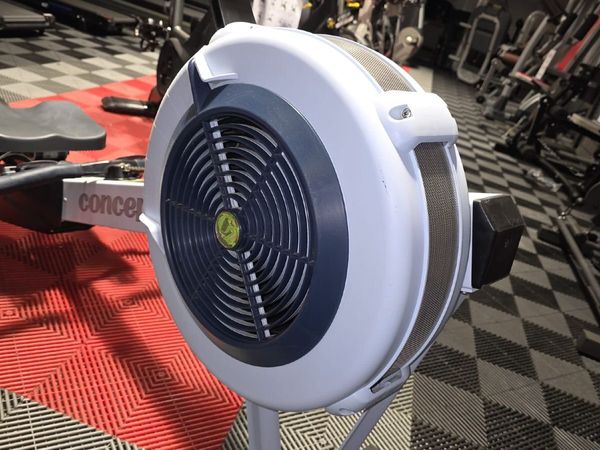 🚨 PRE-OWNED CONCEPT2 ROWER – €870 🚨 - Main image