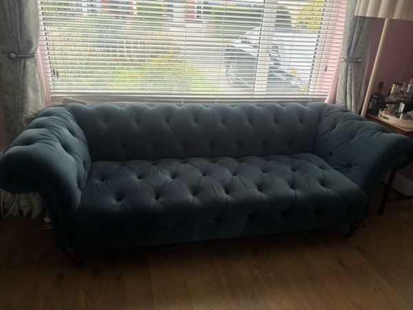 Beautiful blue velvet Chesterfield sofa - Main image