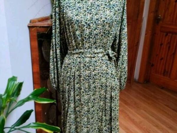 H&M loose fitting dress, new never worn,
H&M flora - Main image